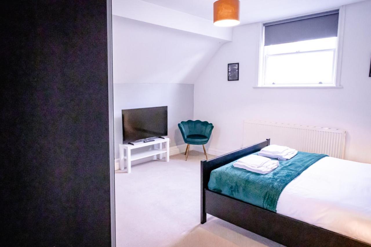 Lord Street - 2 Beautiful Apartments - Sleep Up To 14 Guests - By Rework Accommodation Chester Exterior photo