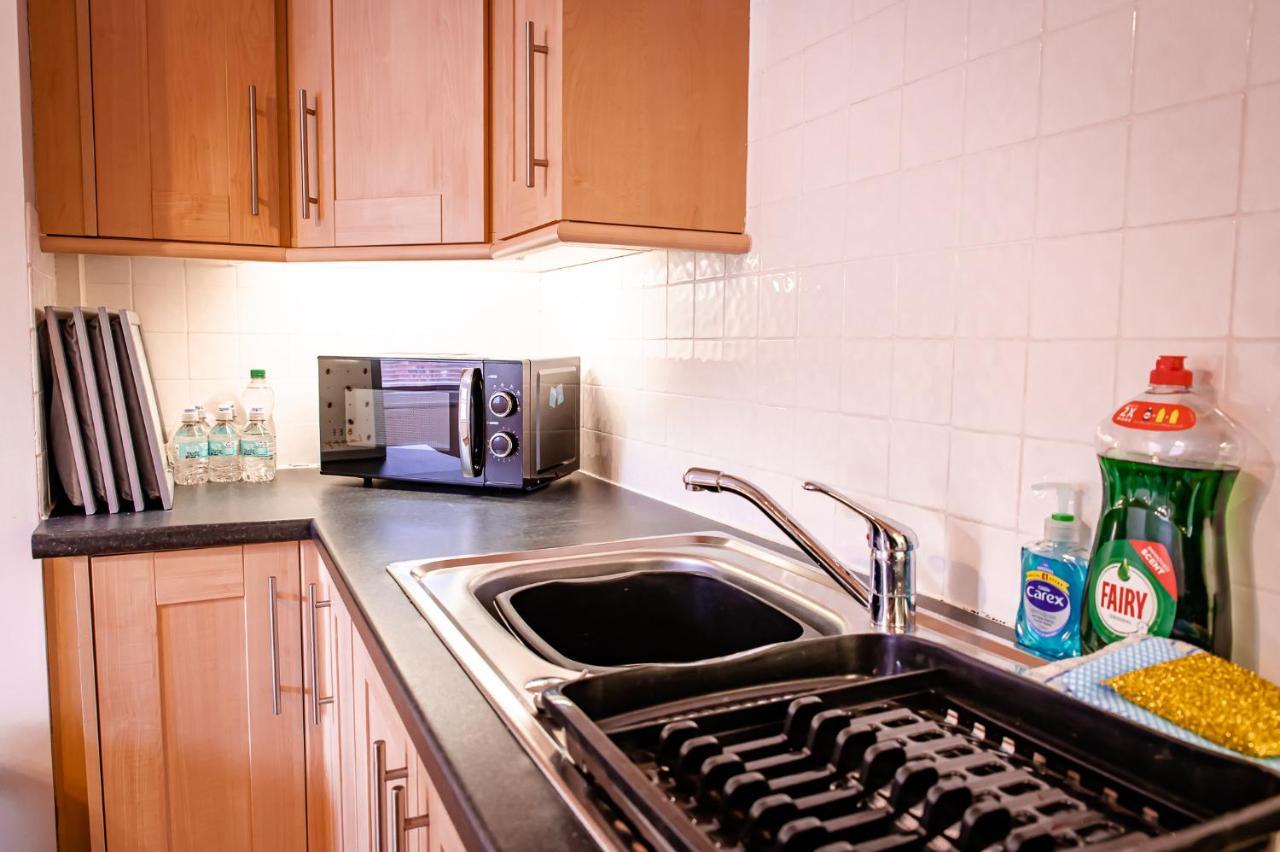 Lord Street - 2 Beautiful Apartments - Sleep Up To 14 Guests - By Rework Accommodation Chester Exterior photo