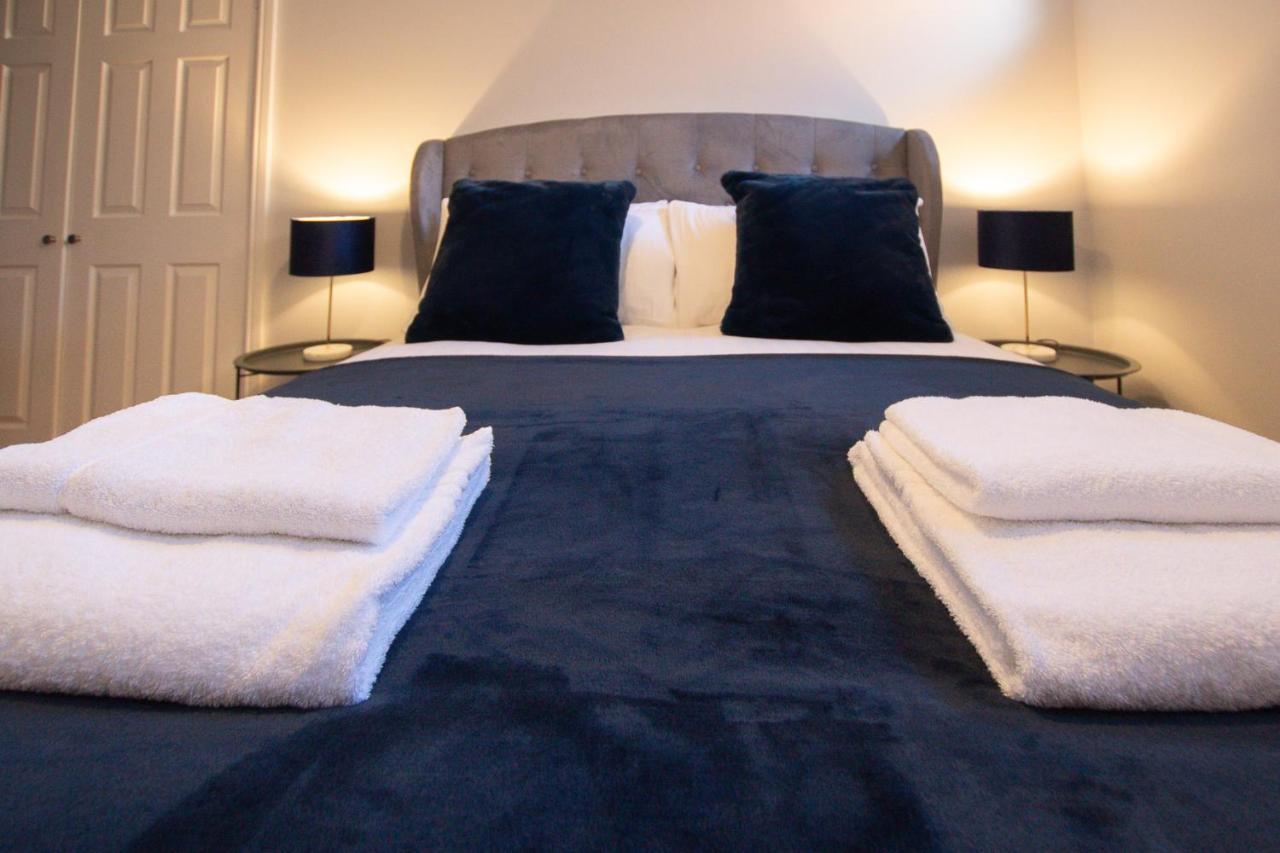Lord Street - 2 Beautiful Apartments - Sleep Up To 14 Guests - By Rework Accommodation Chester Exterior photo