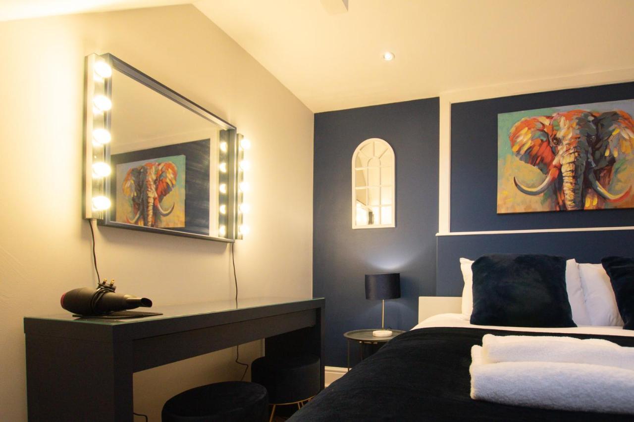 Lord Street - 2 Beautiful Apartments - Sleep Up To 14 Guests - By Rework Accommodation Chester Exterior photo