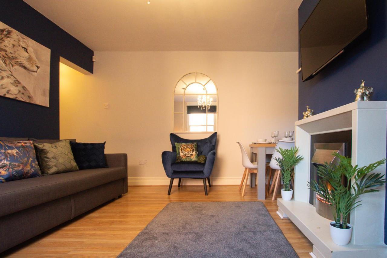 Lord Street - 2 Beautiful Apartments - Sleep Up To 14 Guests - By Rework Accommodation Chester Exterior photo